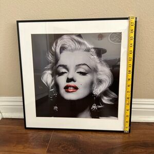 Marilyn Monroe picture frame with red lips.
